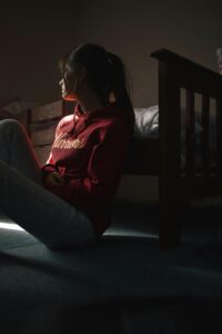 Jak rozpoznać, że jesteś w związku z narcyzem? – objawy i sygnały ostrzegawcze